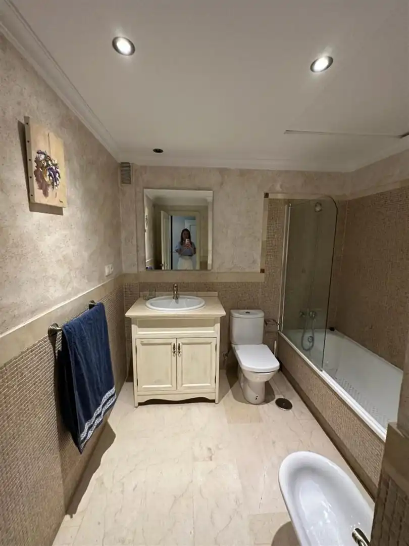 Bany de Apartament en venda en Marbella amb Aire condicionat i Terrassa