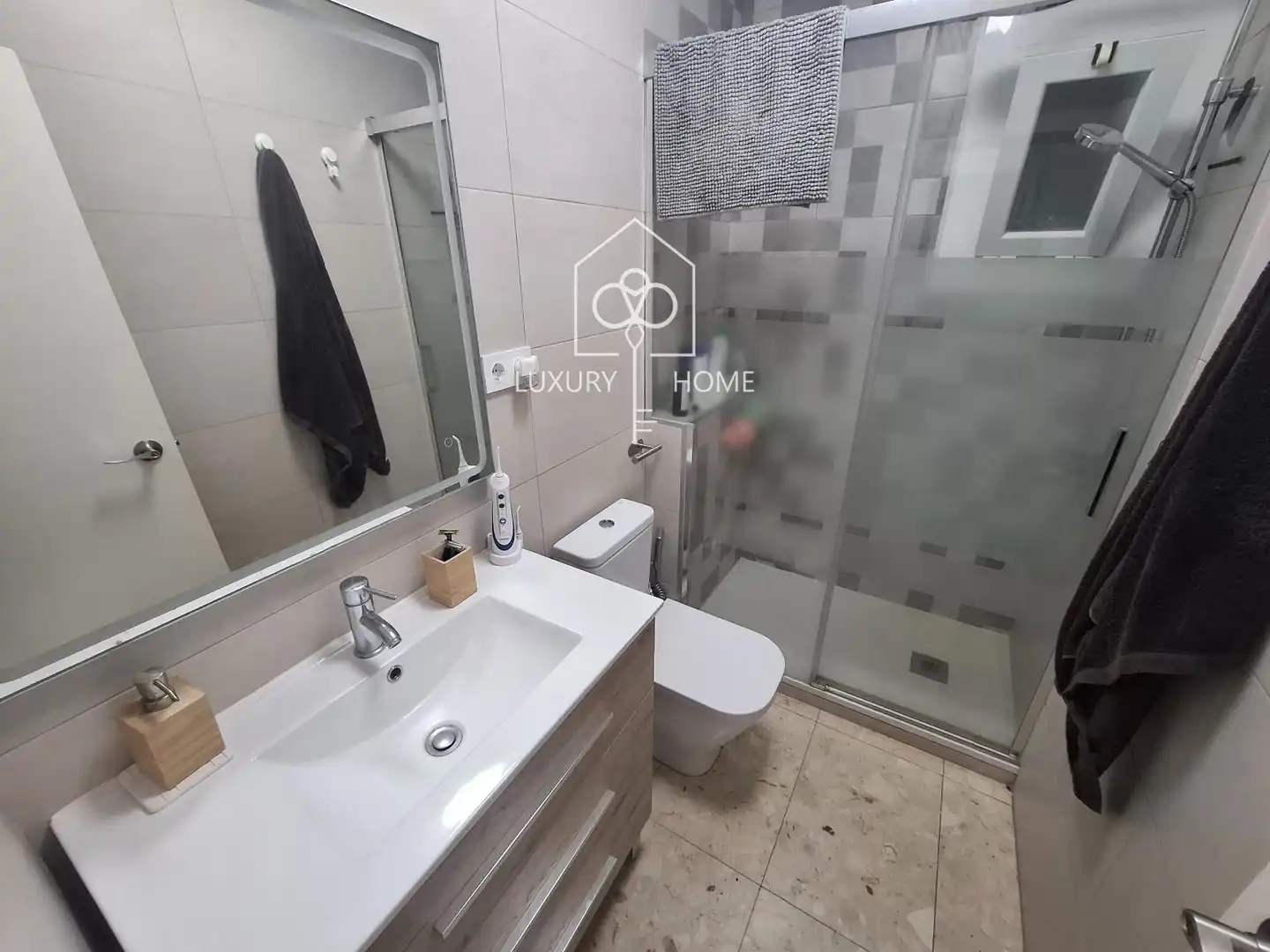 Bathroom of Flat for sale in Viladecans  with Air Conditioner, Terrace and Oven