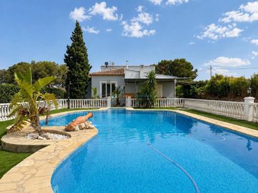 Xalet amb piscina en venda a Santa Ana