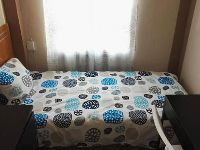 Bedroom of Flat to share in  Madrid Capital  with Heating, Washing machine and TV