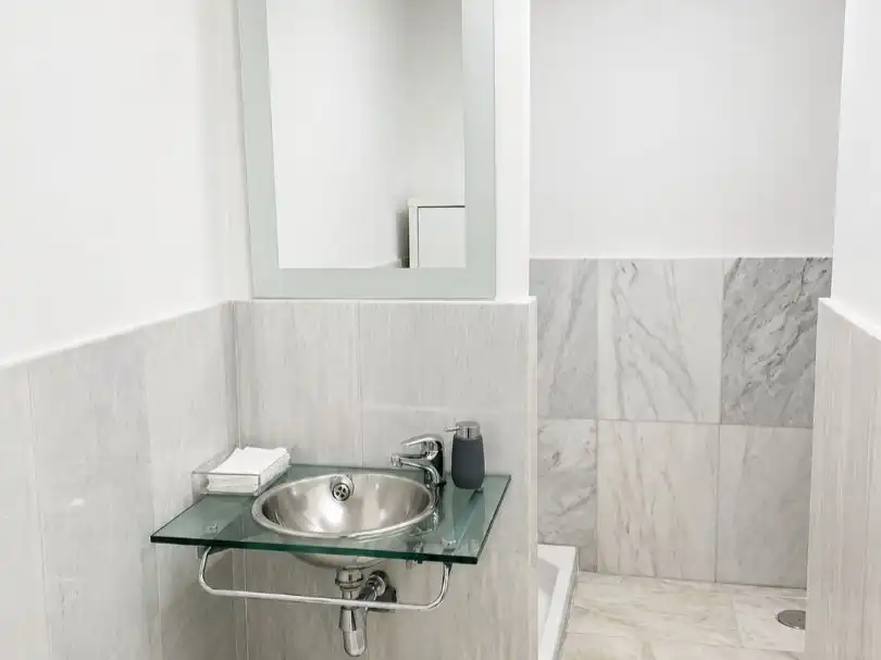 Baño de Local en venta en Madrid con Aire acondicionado, Calefacción y Alarma