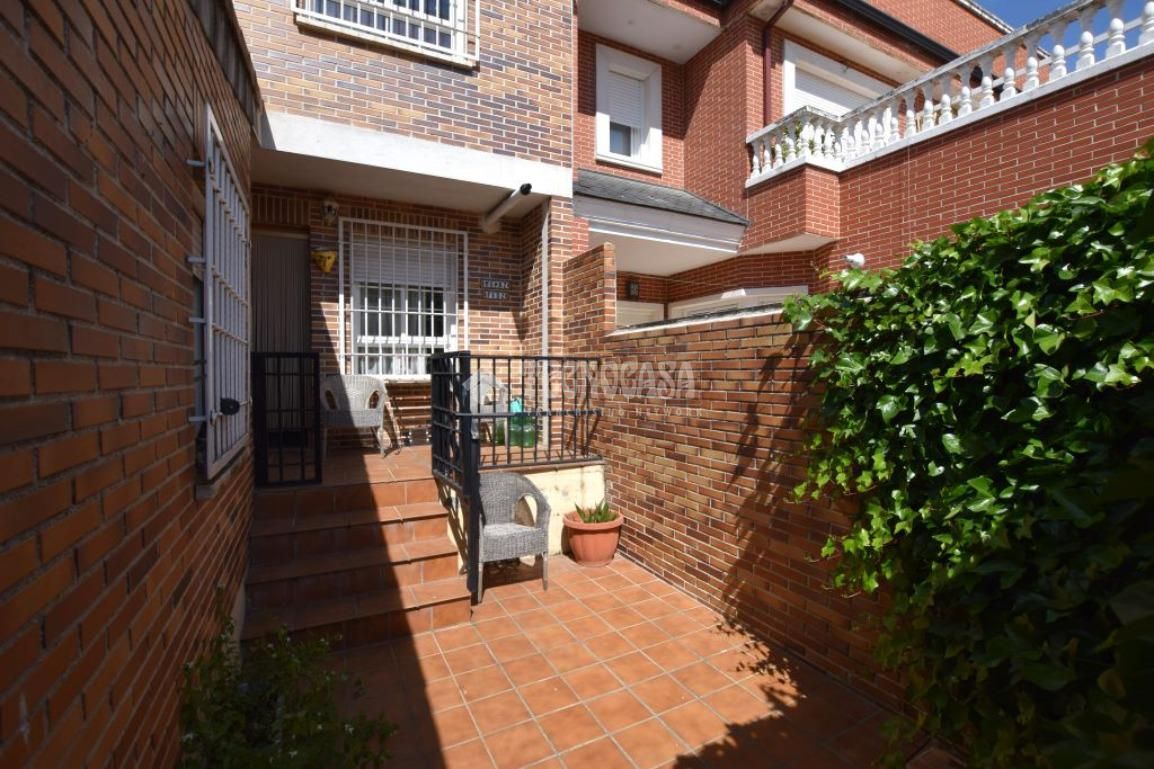Vista exterior de Casa adosada en venda en Fuenlabrada amb Calefacció, Terrassa i Piscina comunitària