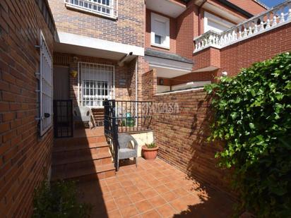 Vista exterior de Casa adosada en venda en Fuenlabrada amb Calefacció, Terrassa i Piscina comunitària
