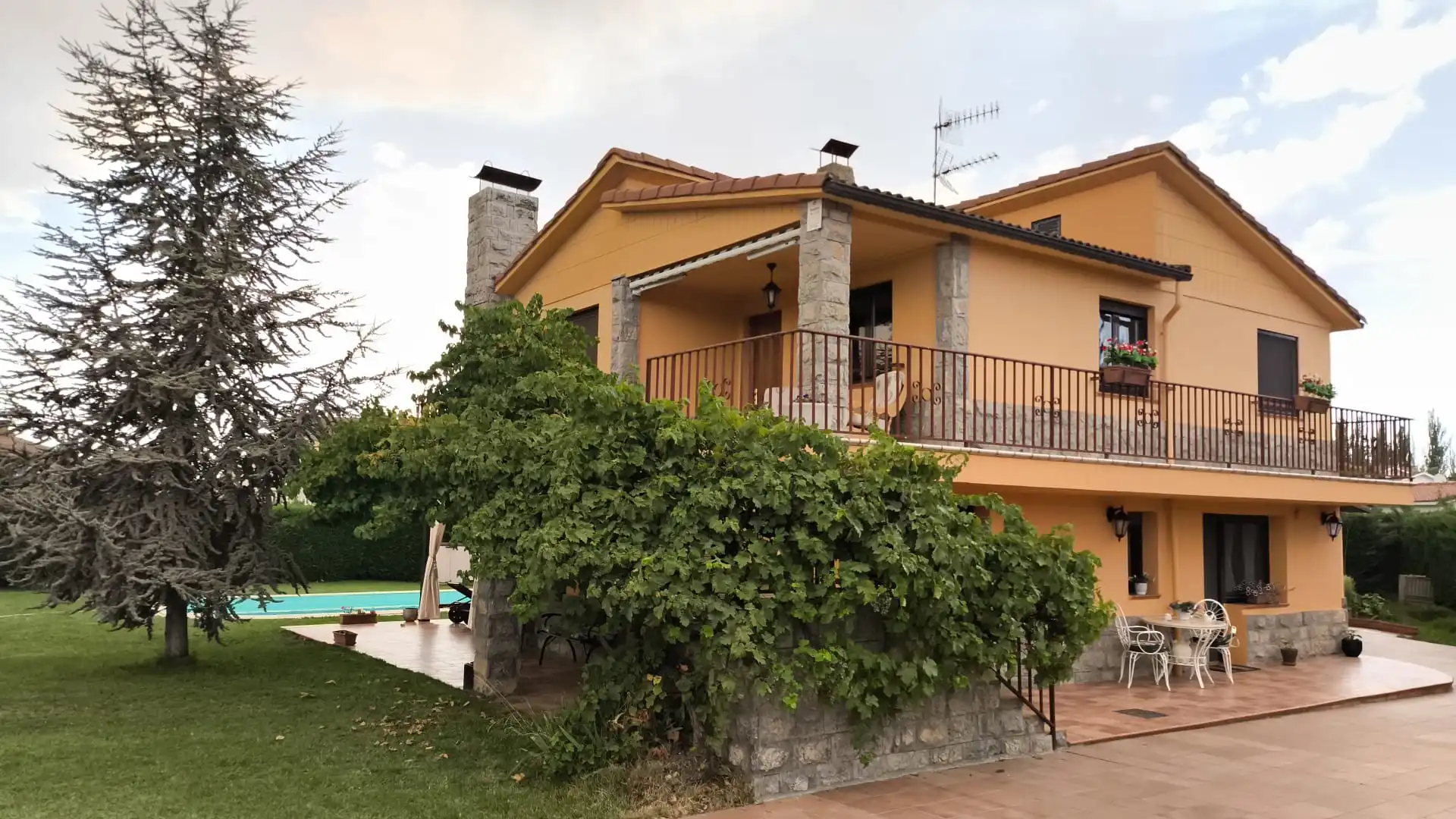 Vista exterior de Casa o chalet en venta en Valencia de Don Juan con Jardín privado, Piscina y Balcón