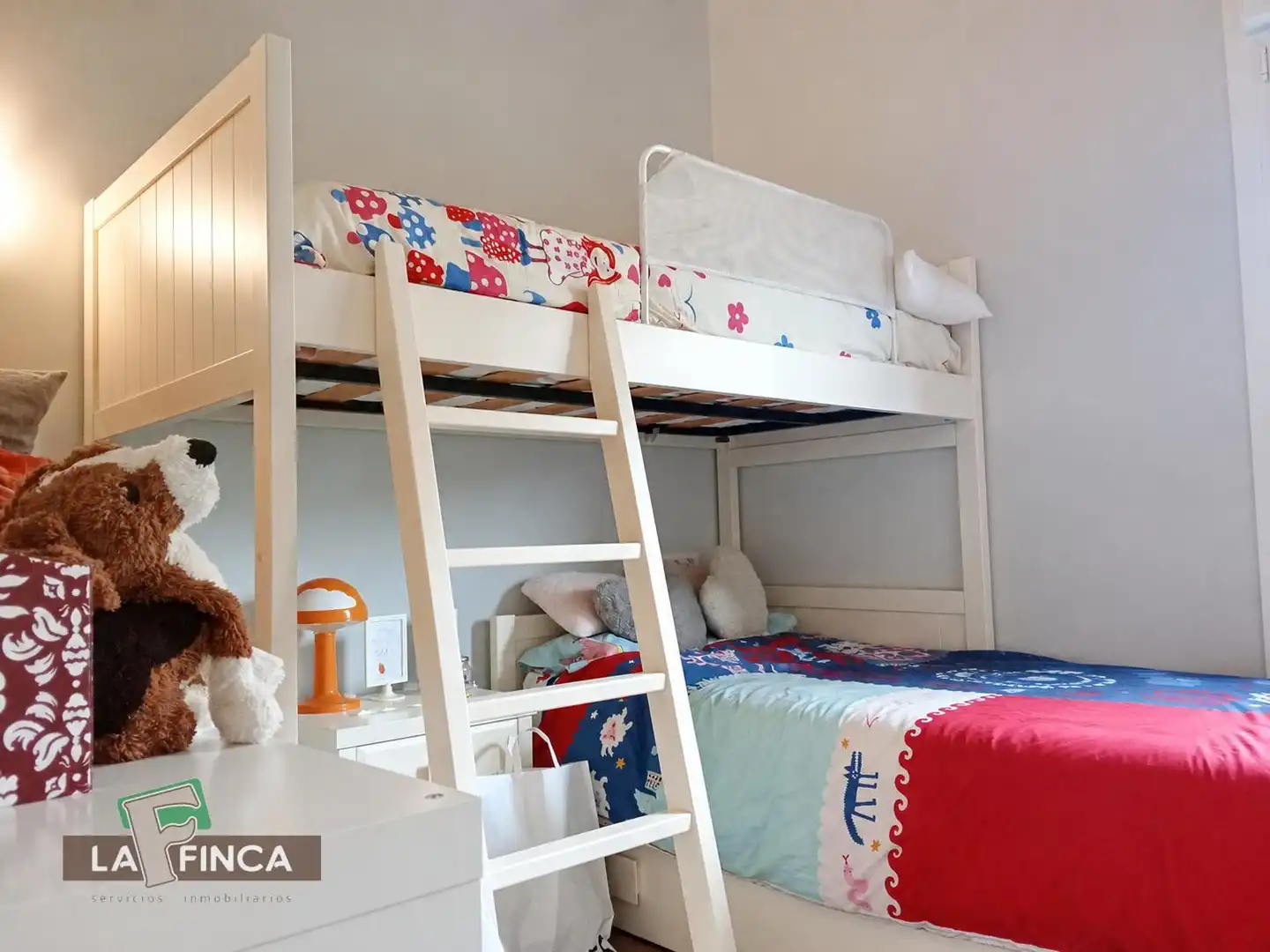 Dormitori de Casa o xalet en venda en Caravia amb Calefacció, Terrassa i Moblat