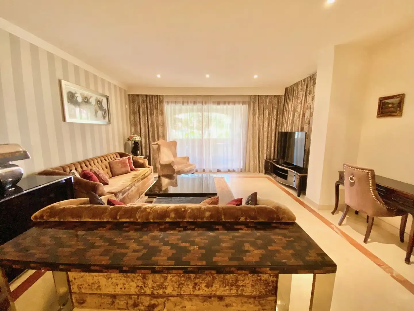 Wohnzimmer von Wohnungen zur Miete in Marbella mit Klimaanlage, Terrasse und Schwimmbad