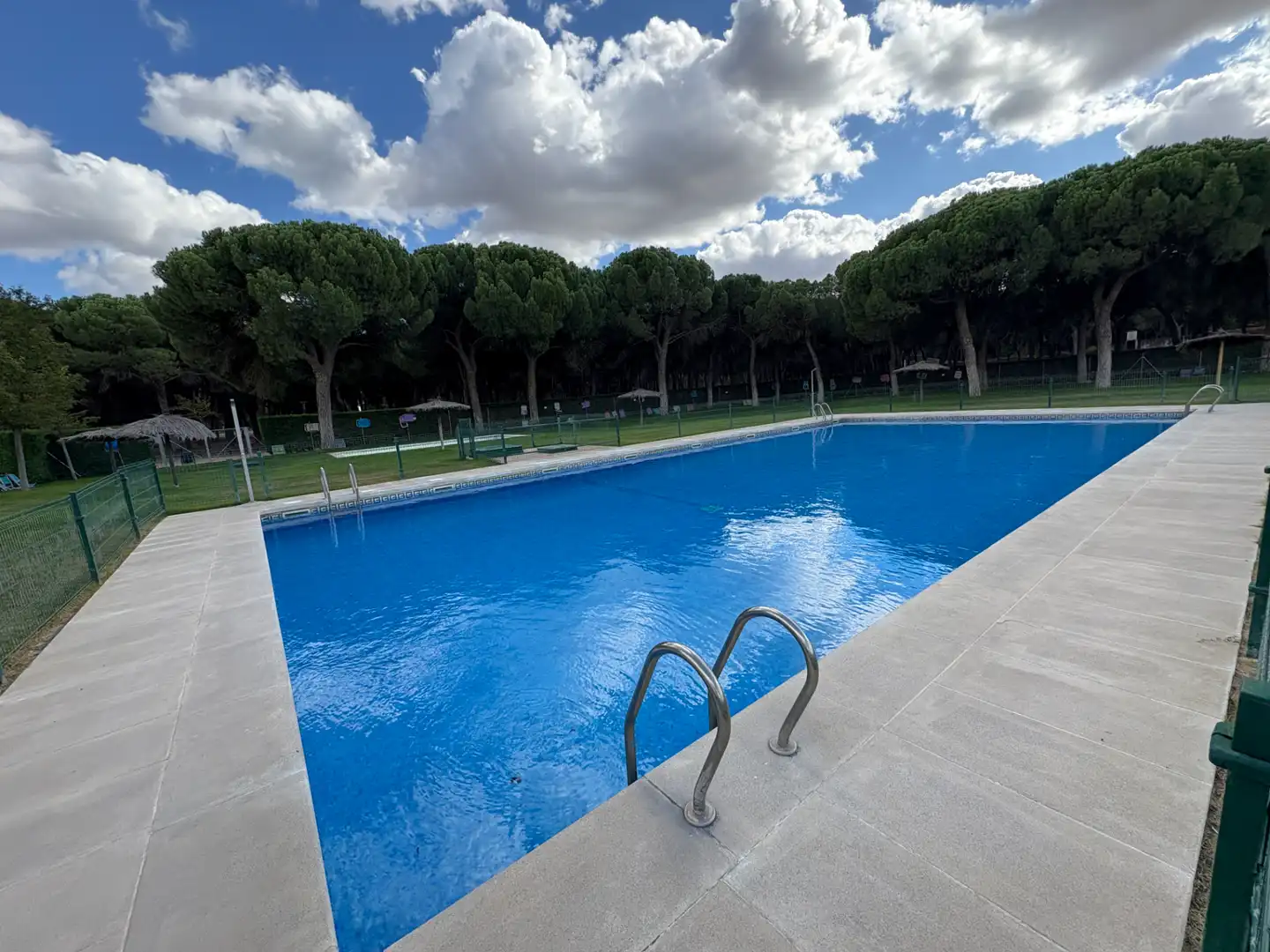 Piscina de Casa adosada en venta en Simancas con Aire acondicionado, Calefacción y Jardín privado