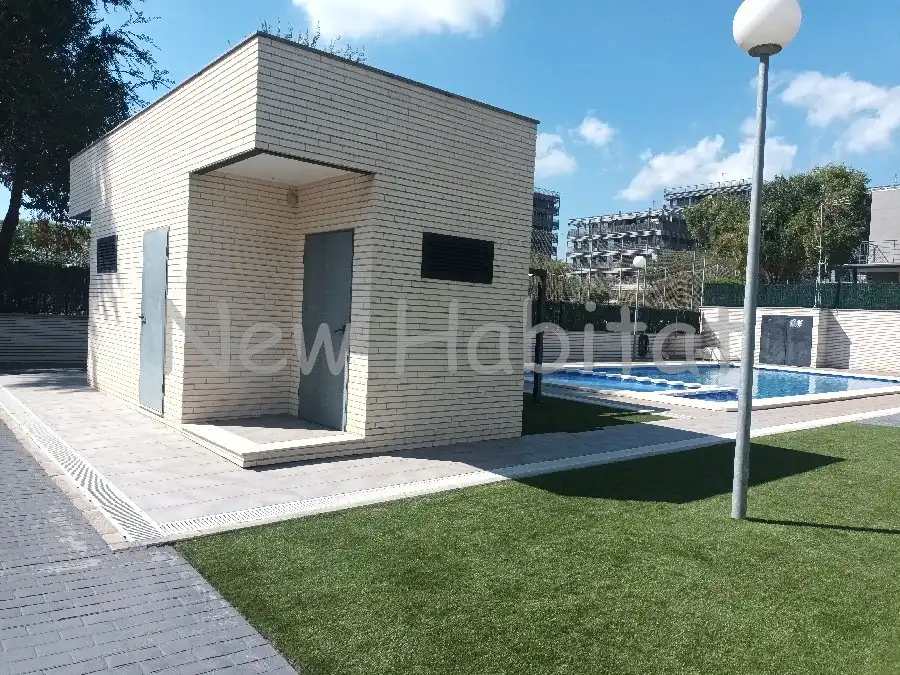 Piscina de Casa adosada en venta en Castellón de la Plana / Castelló de la Plana con Aire acondicionado, Jardín privado y Terraza