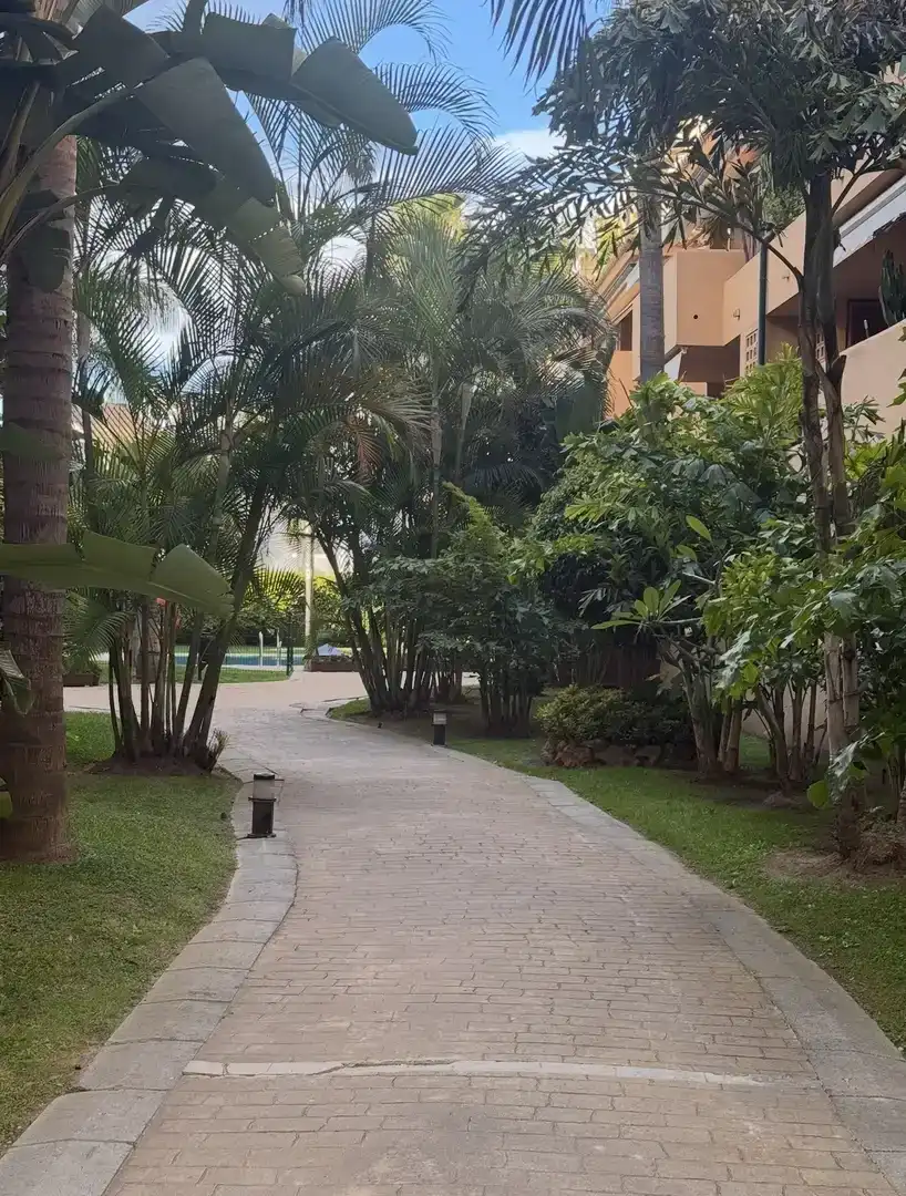Vista exterior de Piso en venta en Marbella con Aire acondicionado, Piscina y Balcón