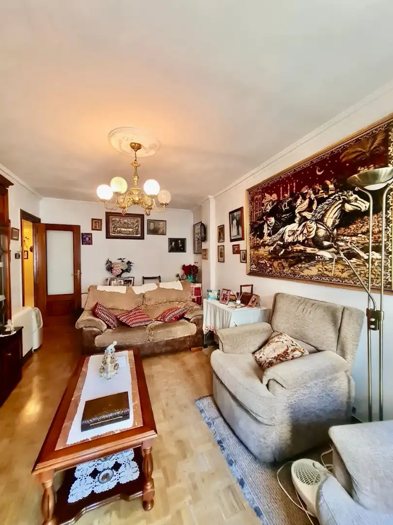 Sala d'estar de Pis en venda en Gijón  amb Calefacció, Parquet i Moblat