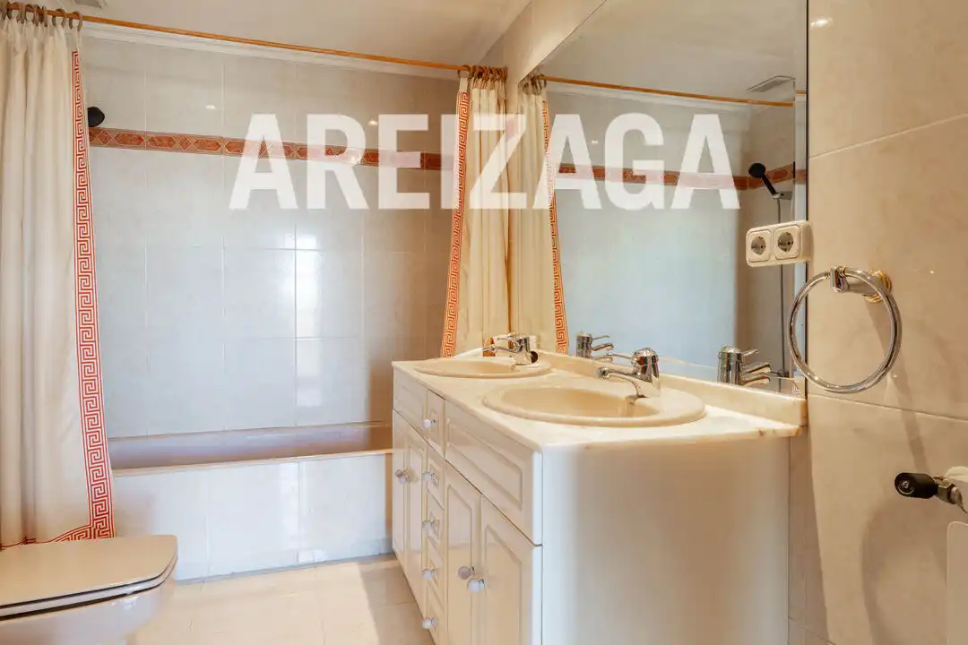Bany de Casa o xalet en venda en Donostia - San Sebastián  amb Calefacció, Jardí privat i Terrassa