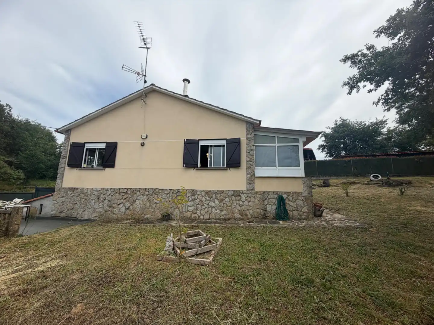 Vista exterior de Casa o xalet en venda en San Cibrao das Viñas amb Calefacció, Jardí privat i Terrassa