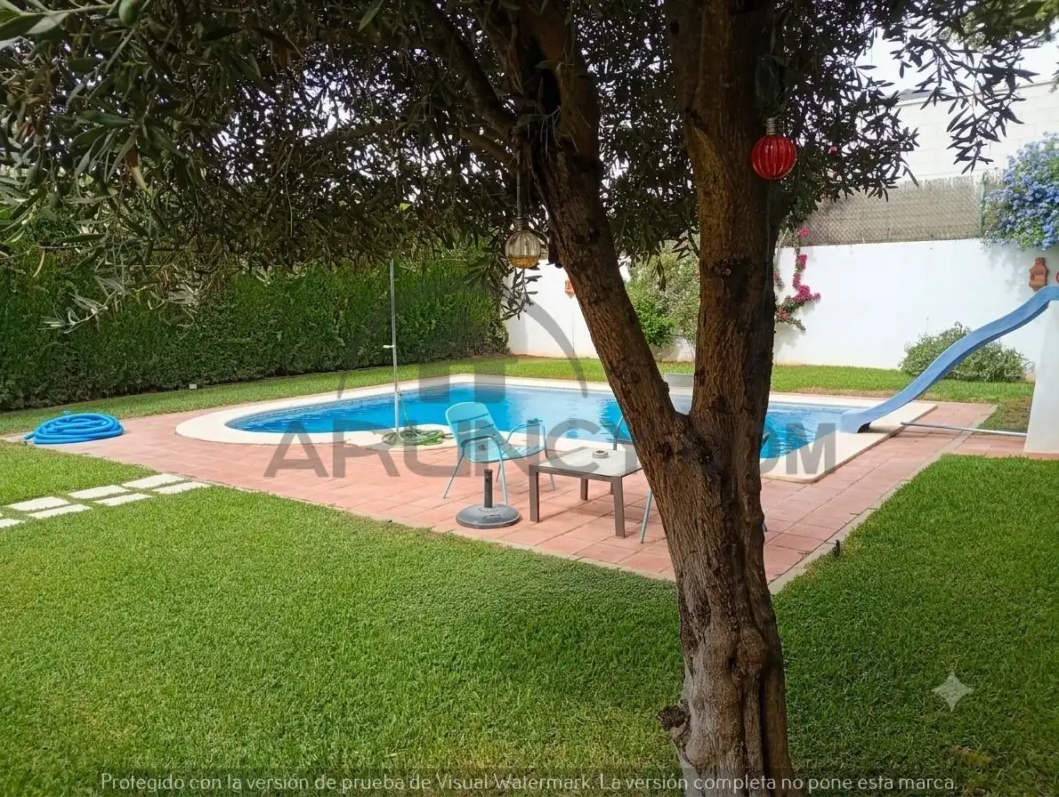 Piscina de Casa adosada en venta en Alcalá de Guadaira con Aire acondicionado, Calefacción y Jardín privado