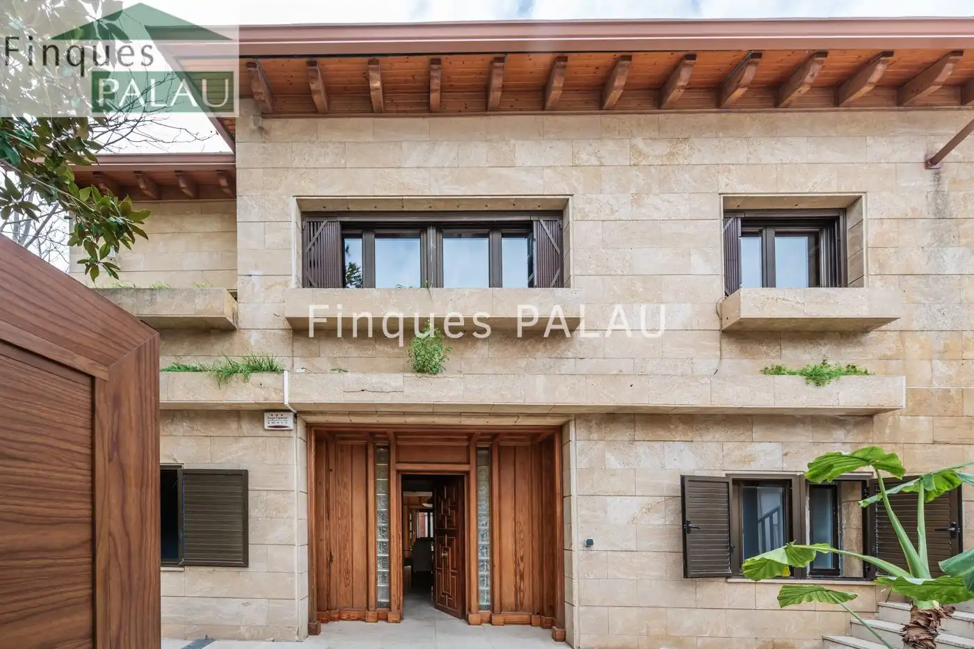 Vista exterior de Casa o chalet de alquiler en Sant Joan Despí con Aire acondicionado, Calefacción y Jardín privado