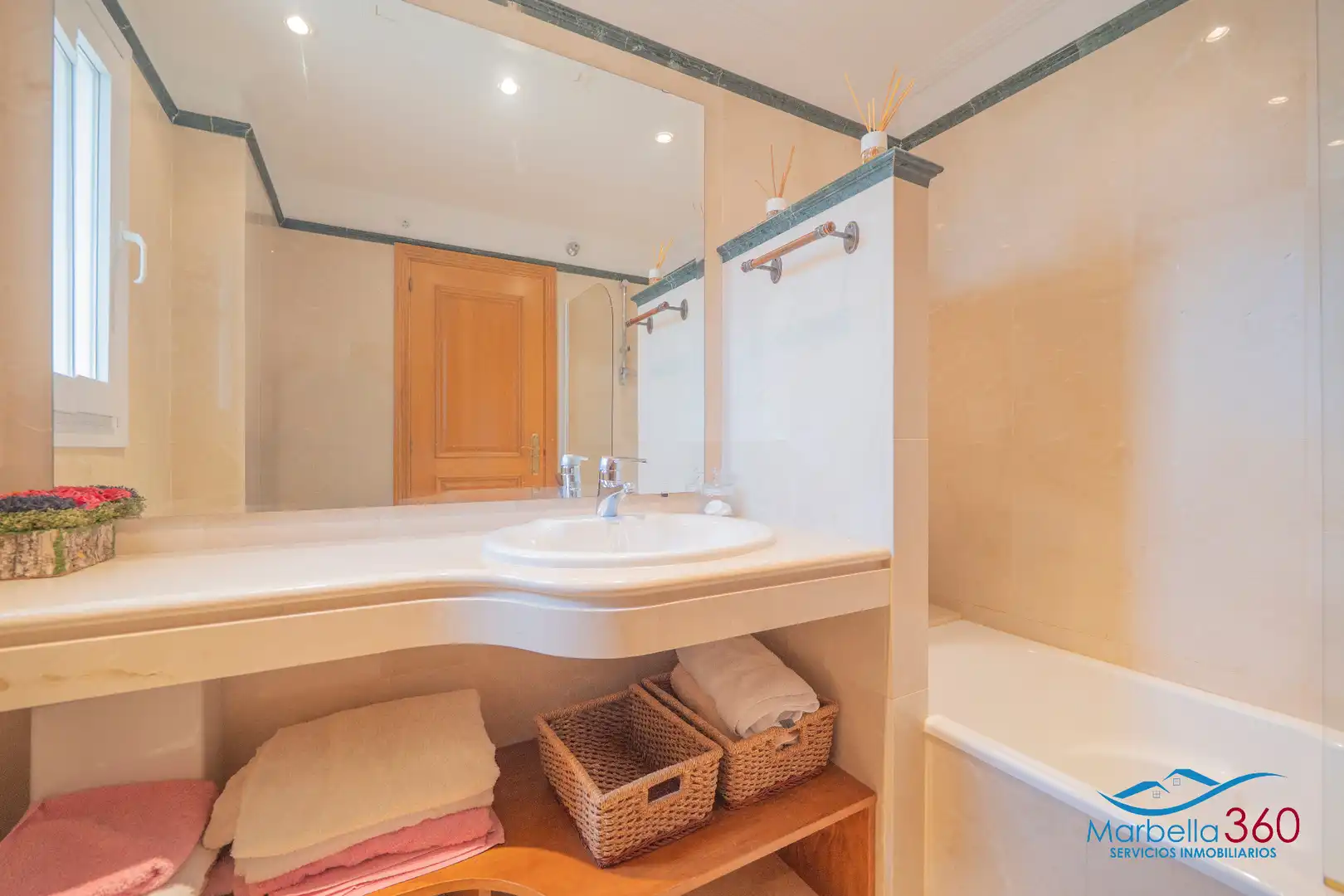 Baño de Casa adosada en venta en Marbella con Aire acondicionado, Calefacción y Jardín privado