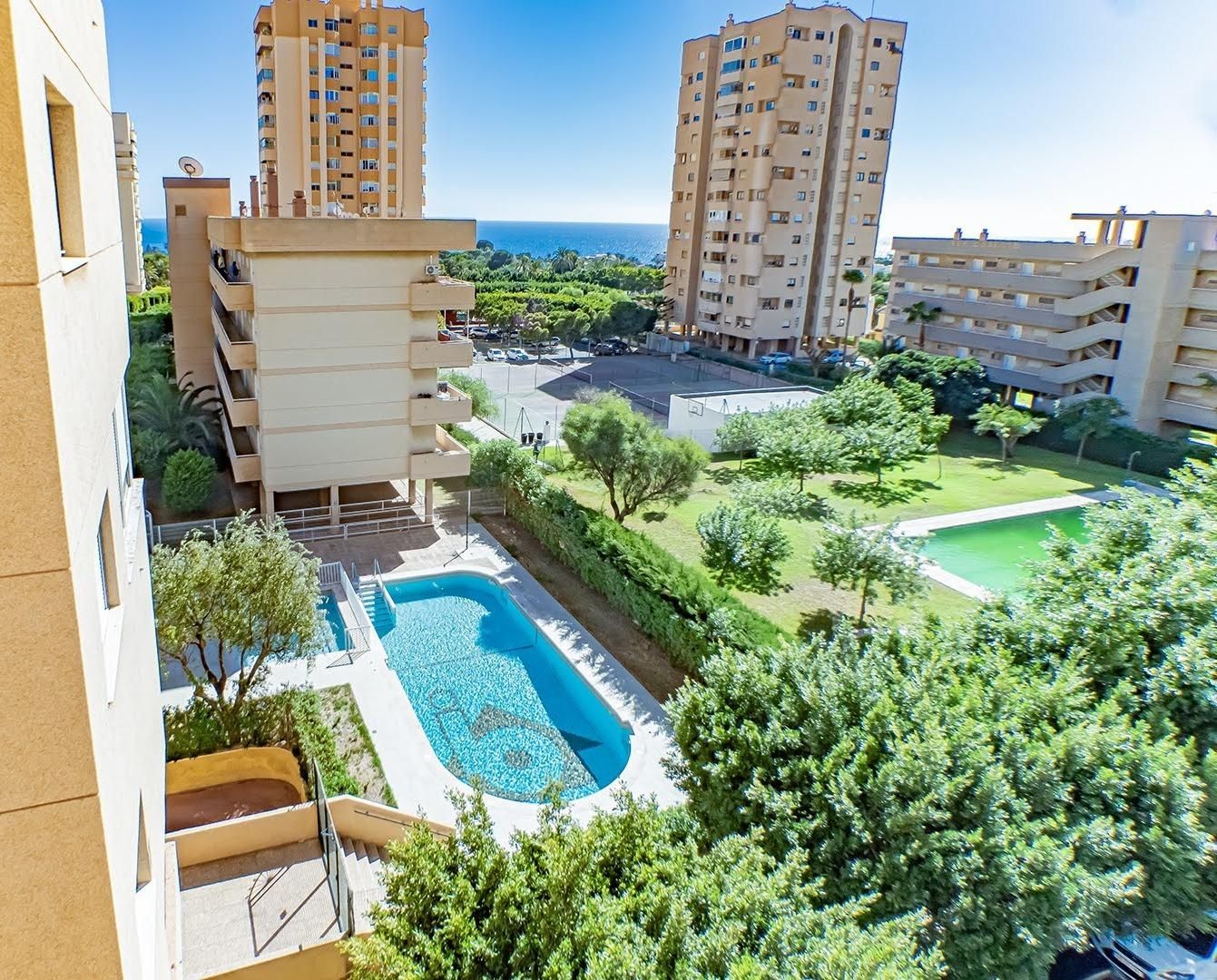 Piscina de Pis en venda en Roquetas de Mar amb Aire condicionat, Calefacció i Jardí privat