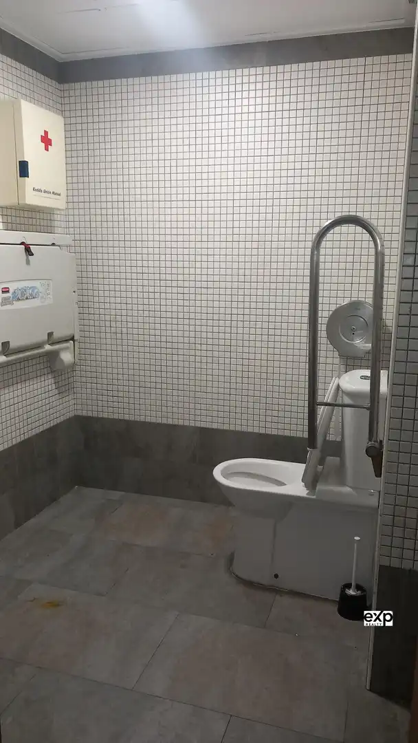 Baño de Local en venta en Rascanya