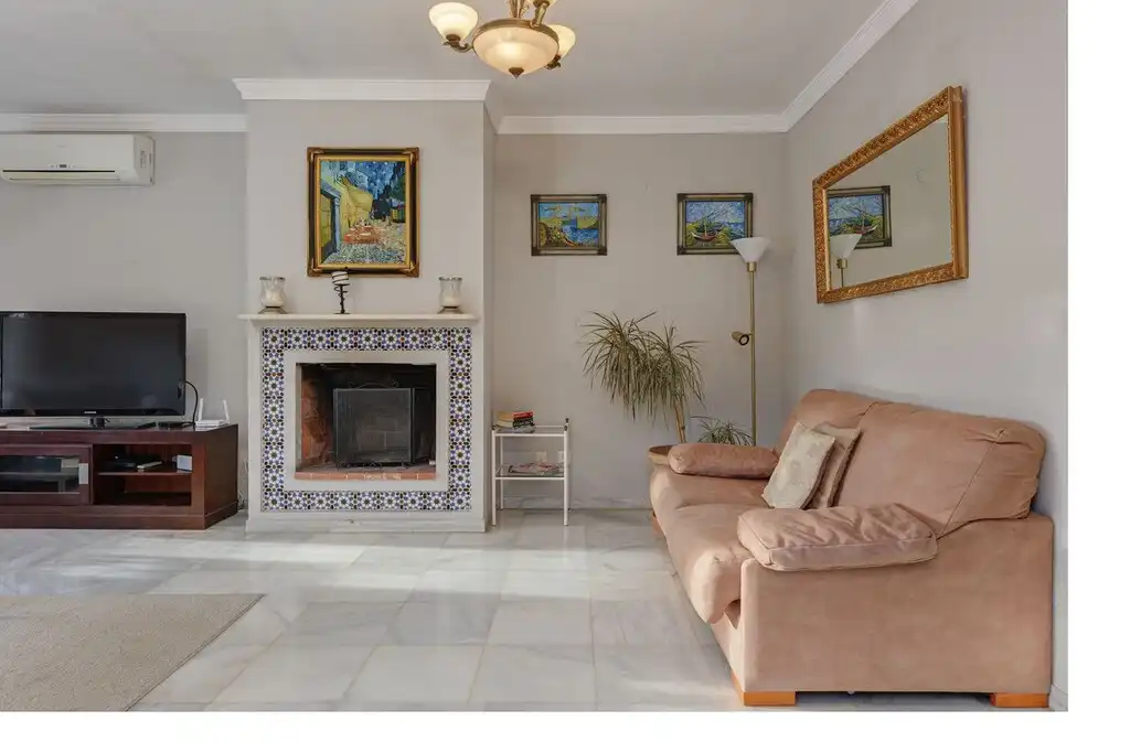 Sala d'estar de Casa o xalet en venda en Mijas amb Aire condicionat, Jardí privat i Terrassa