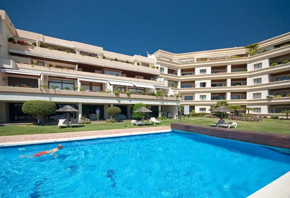 Vista exterior de Apartamento de alquiler en Marbella con Aire acondicionado, Terraza y Amueblado