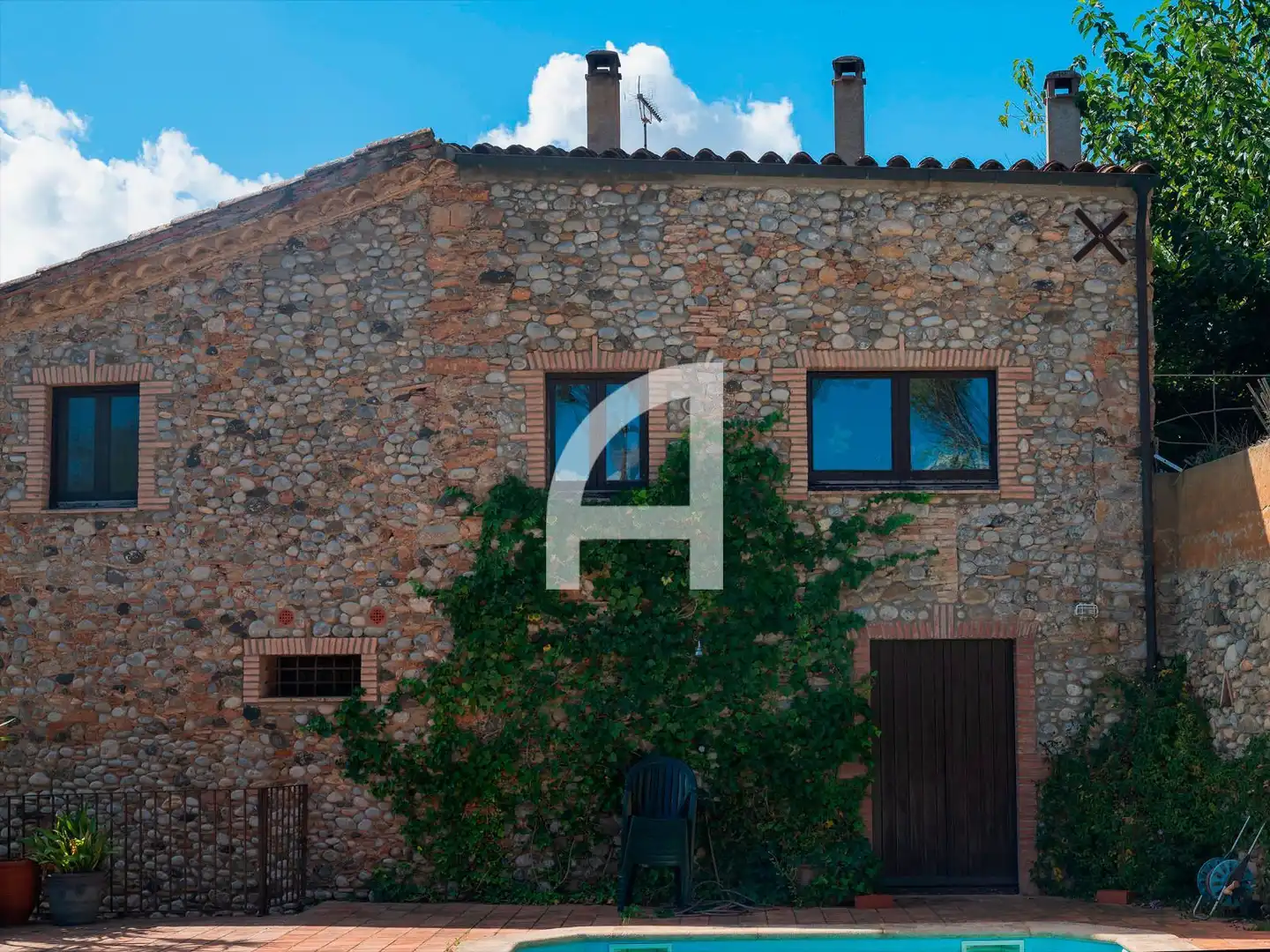 Vista exterior de Finca rústica en venta en Sant Miquel de Fluvià con Calefacción, Piscina y Amueblado