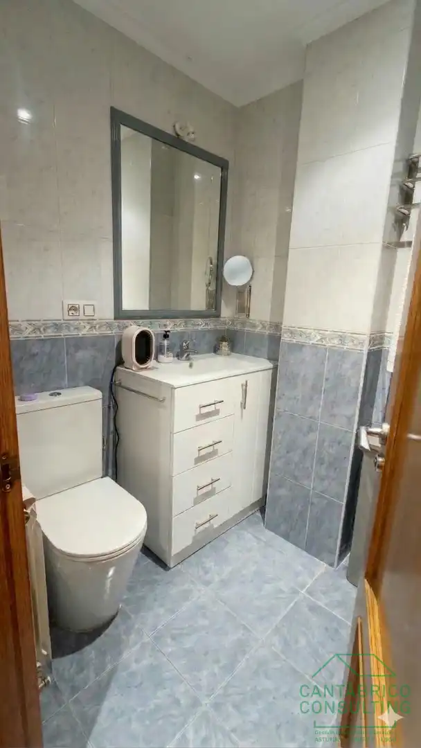 Badezimmer von Wohnung zum Verkauf in Navia mit Heizung, Parkett und Terrasse