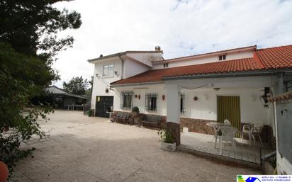 Außenansicht von Haus oder Chalet zum verkauf in Fuente El Saz de Jarama mit Schwimmbad