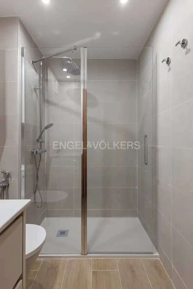 Badezimmer von Wohnung zur Miete in Valencia mit Klimaanlage, Heizung und Terrasse