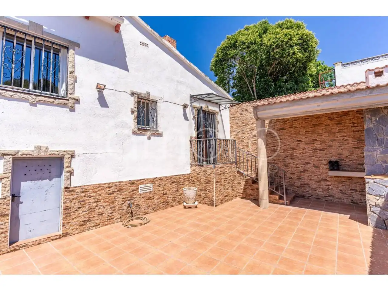 Vista exterior de Casa o xalet en venda en La Pobla de Montornès   amb Aire condicionat, Jardí privat i Terrassa
