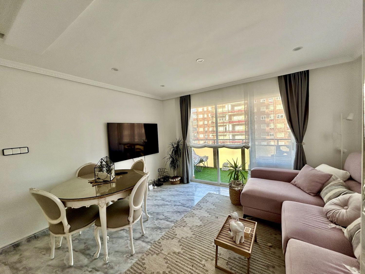 Sala de estar de Piso en venta en Laredo con Calefacción, Terraza y Amueblado