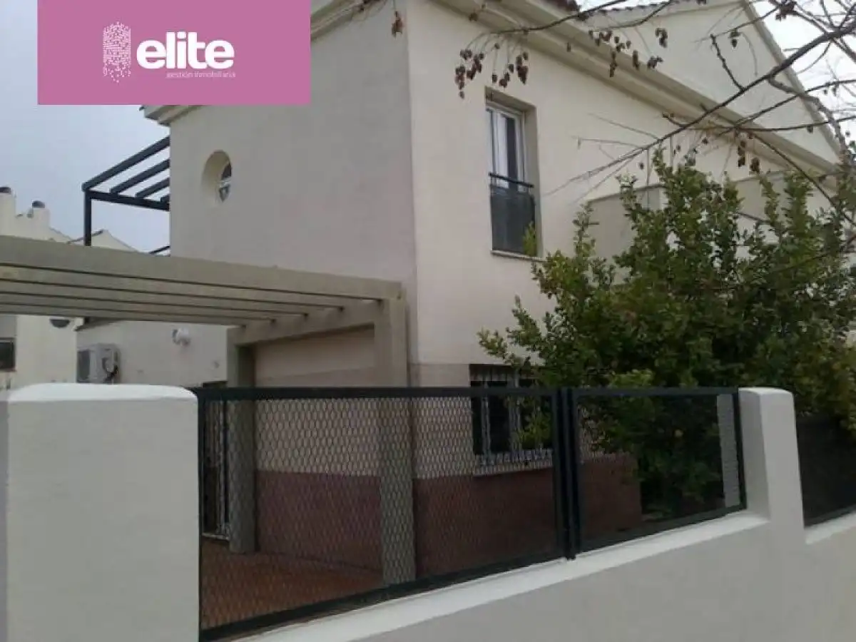 Vista exterior de Casa o xalet de lloguer en Jerez de la Frontera amb Aire condicionat, Calefacció i Jardí privat