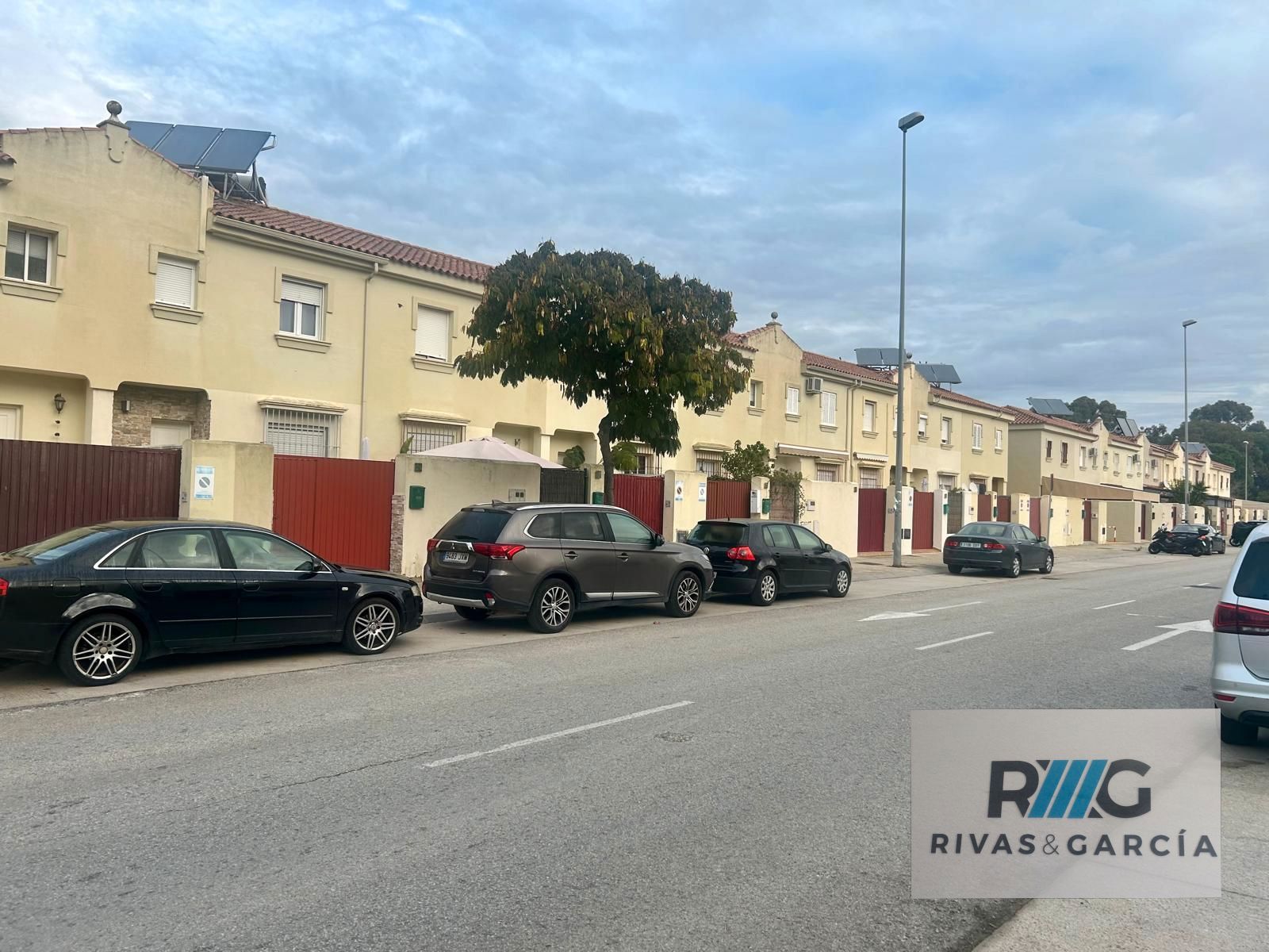 Vista exterior de Casa adosada en venda en Jerez de la Frontera amb Aire condicionat