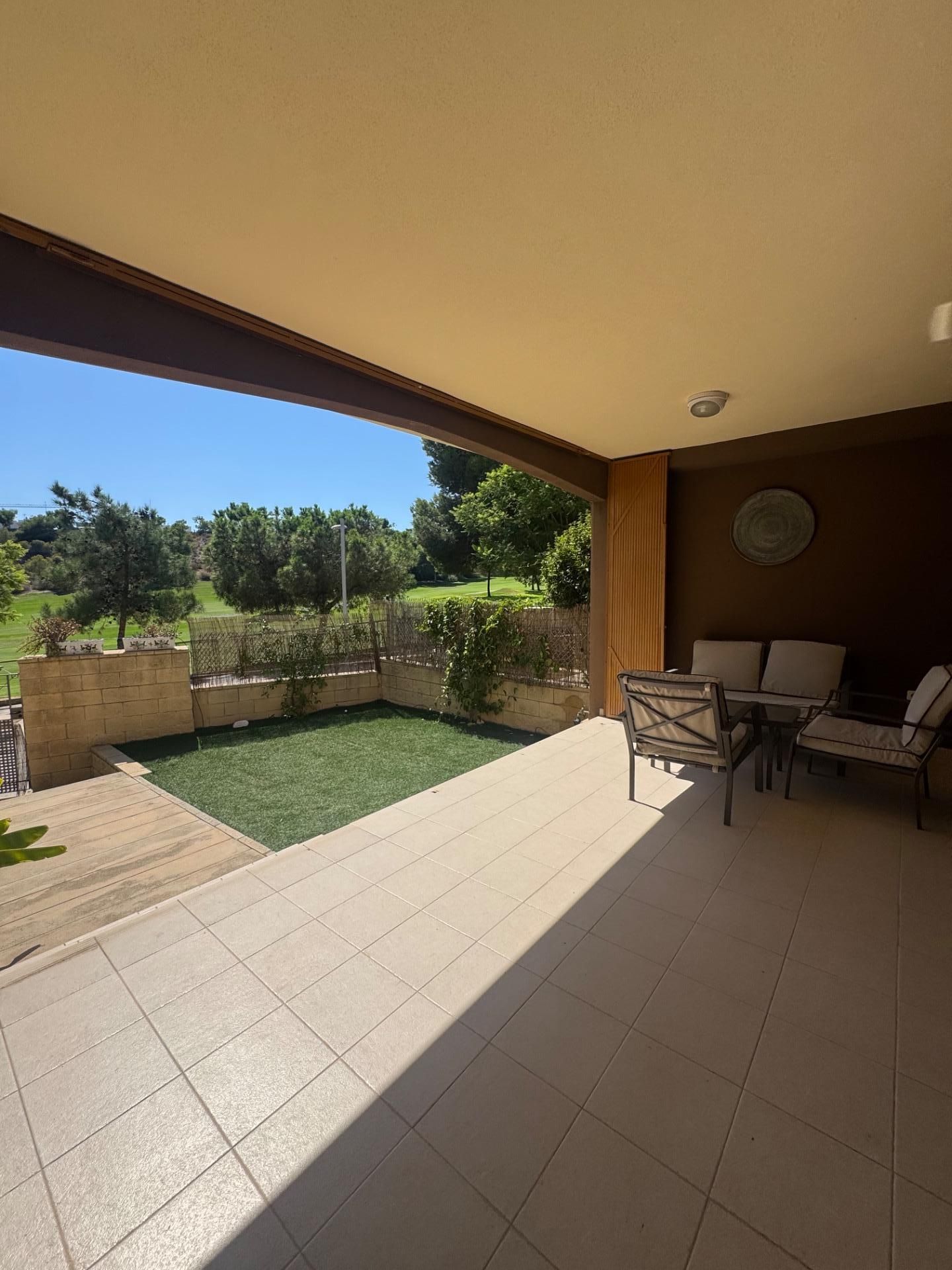 Terrasse von Einfamilien-Reihenhaus miete in Monforte del Cid mit Klimaanlage, Heizung und Privatgarten