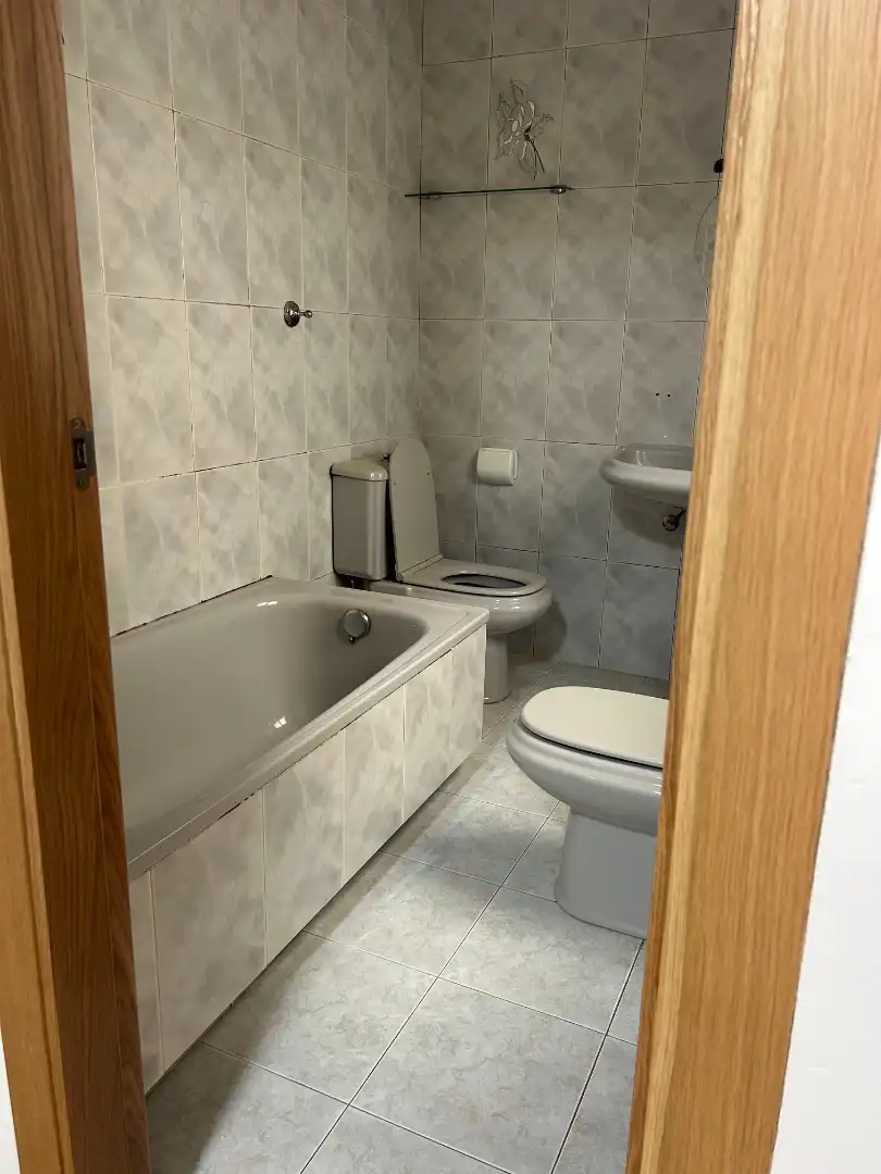 Bathroom of Flat for rent in Santiago de Compostela   with Furnished