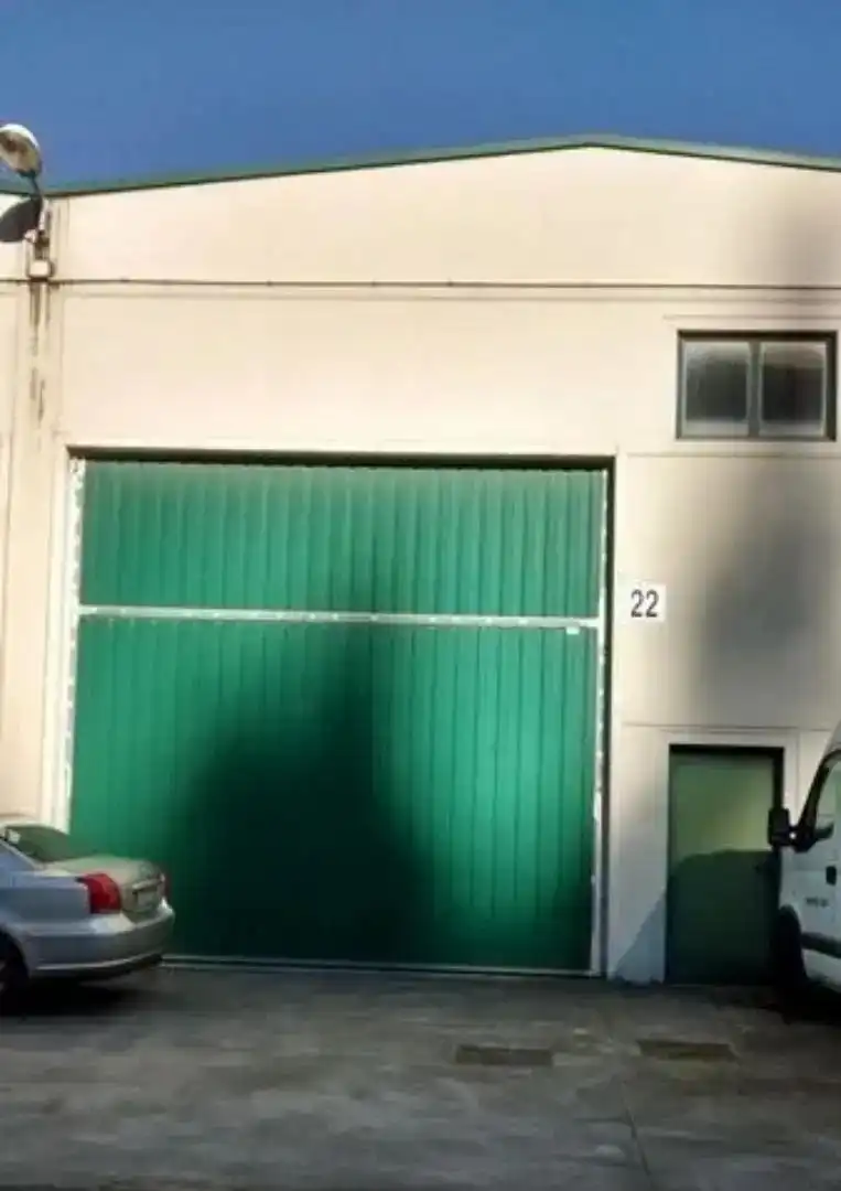 Parkplatz von Fabrikhallen zur Miete in Val de San Vicente , Cantabria