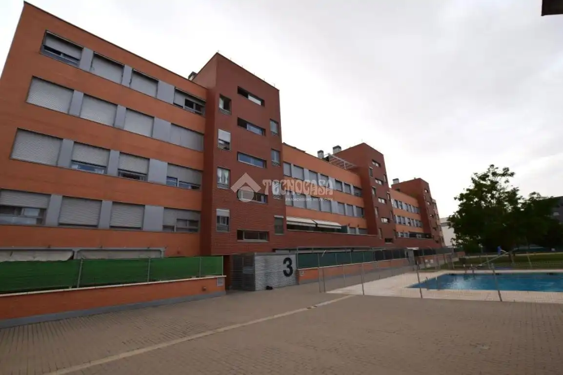 Vista exterior de Pis en venda en Fuenlabrada amb Calefacció, Traster i Piscina comunitària