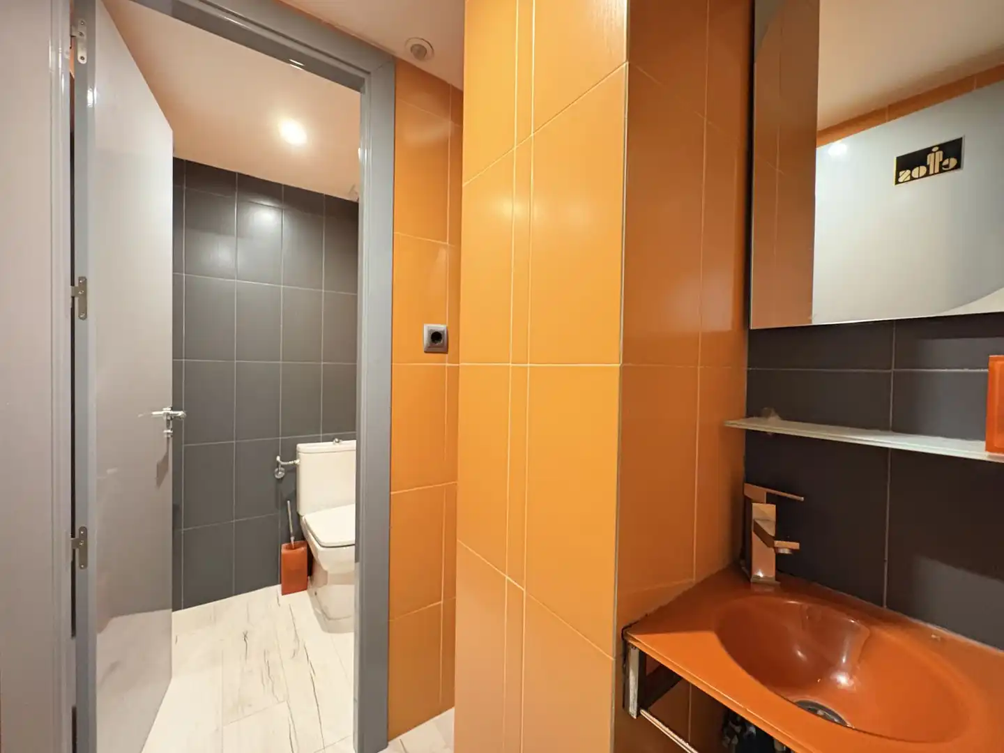 Baño de Local de alquiler en Torrejón de Ardoz con Aire acondicionado