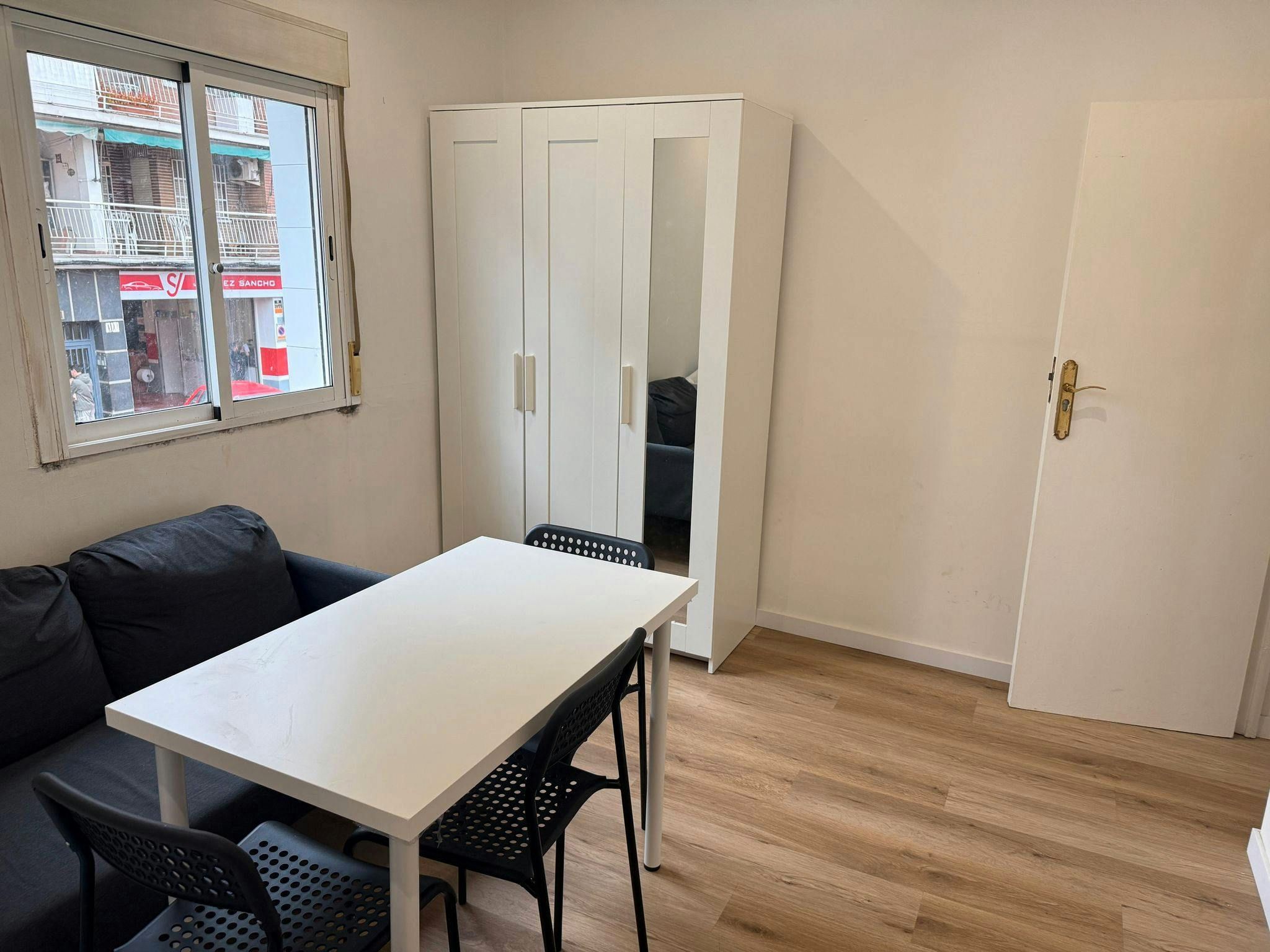 Habitación de Piso de alquiler en  Madrid Capital con Aire acondicionado, Calefacción y Amueblado