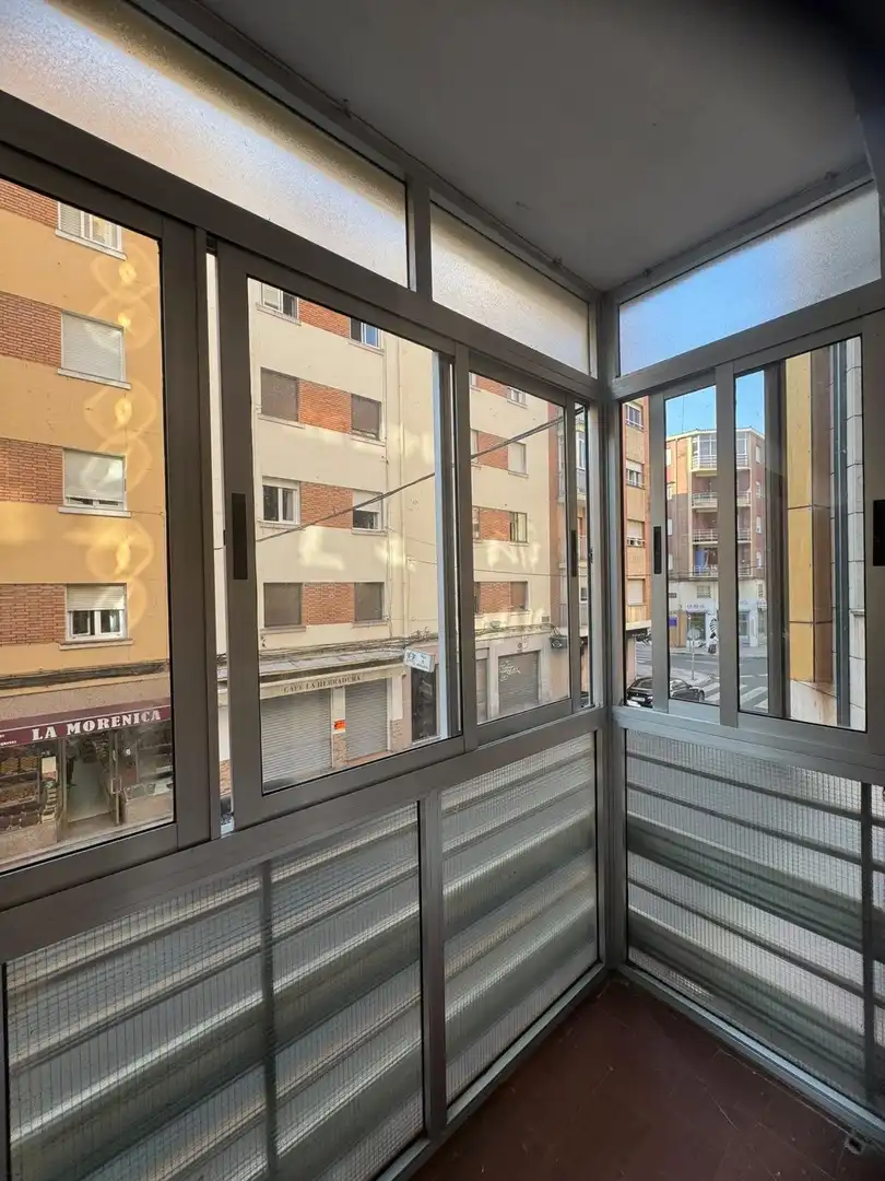 Vista exterior de Pis en venda en León Capital  amb Calefacció i Traster