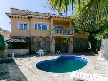 Casa amb piscina en venda a El Hoyo de Pinares