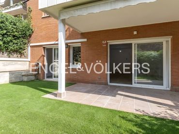 Pis amb jardí en venda a Carrer de Rovellat