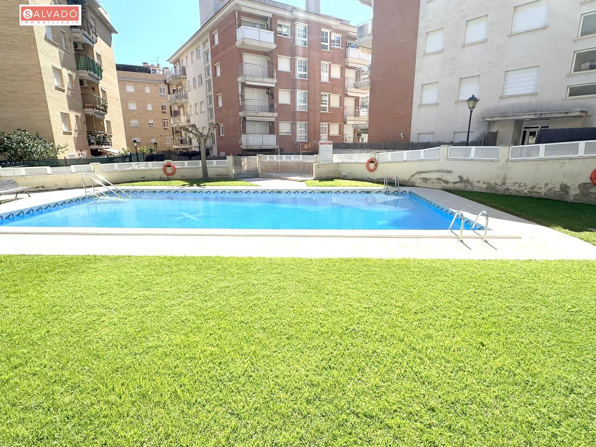 Piscina de Planta baixa en venda en Calafell amb Terrassa, Balcó i Piscina comunitària