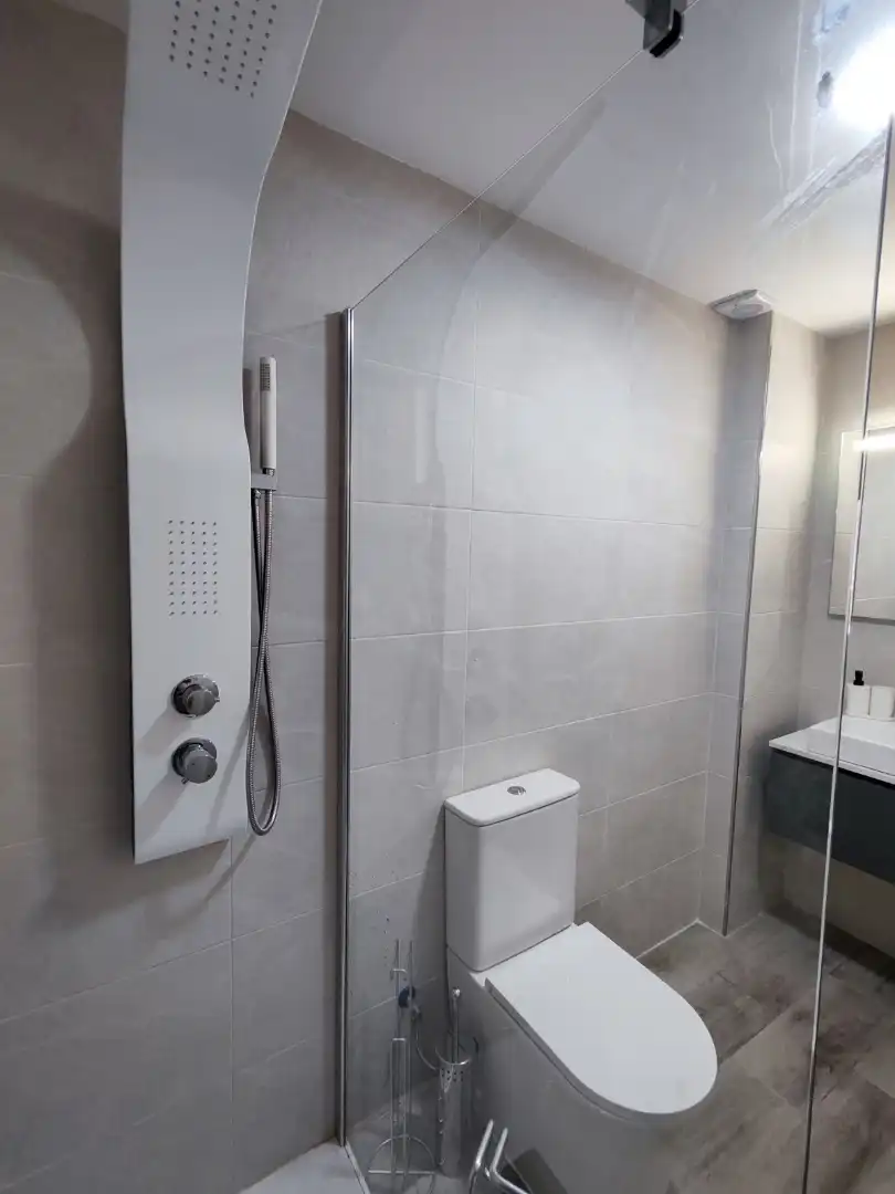 Badezimmer von Geschaftsraum zum Verkauf in Málaga mit Klimaanlage, Heizung und Möbliert