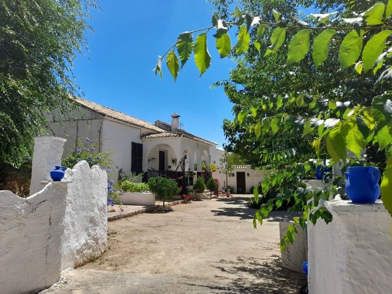 Außenansicht von Country house zum verkauf in Lucena mit Terrasse