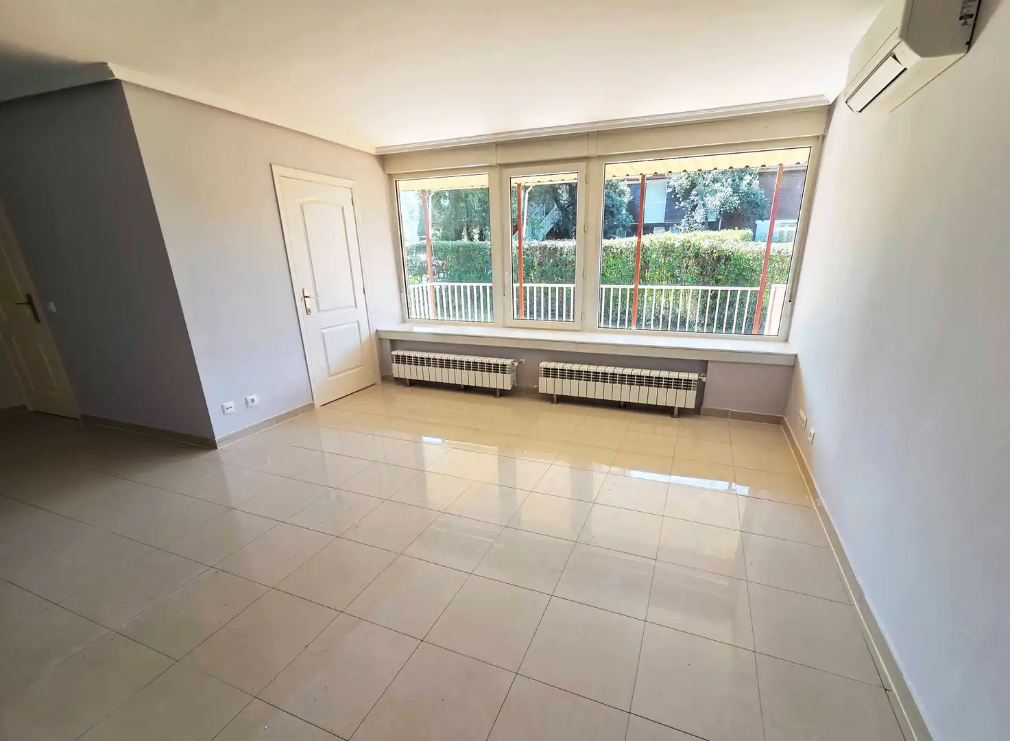 Sala de estar de Casa adosada de alquiler en La Moraleja con Calefacción, Jardín privado y Terraza