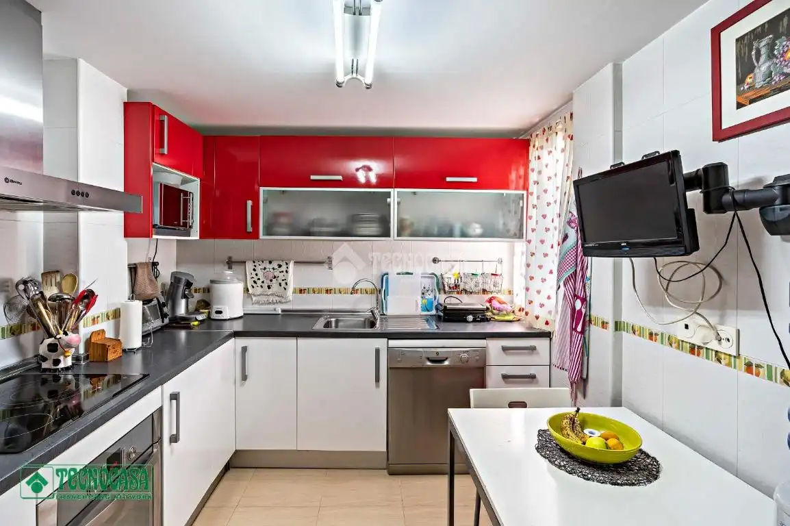 Küche von Wohnung zum Verkauf in Roquetas de Mar mit Klimaanlage