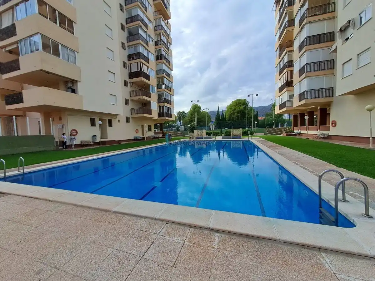 Piscina de Apartament en venda en Benicasim / Benicàssim amb Traster, Moblat i Piscina comunitària