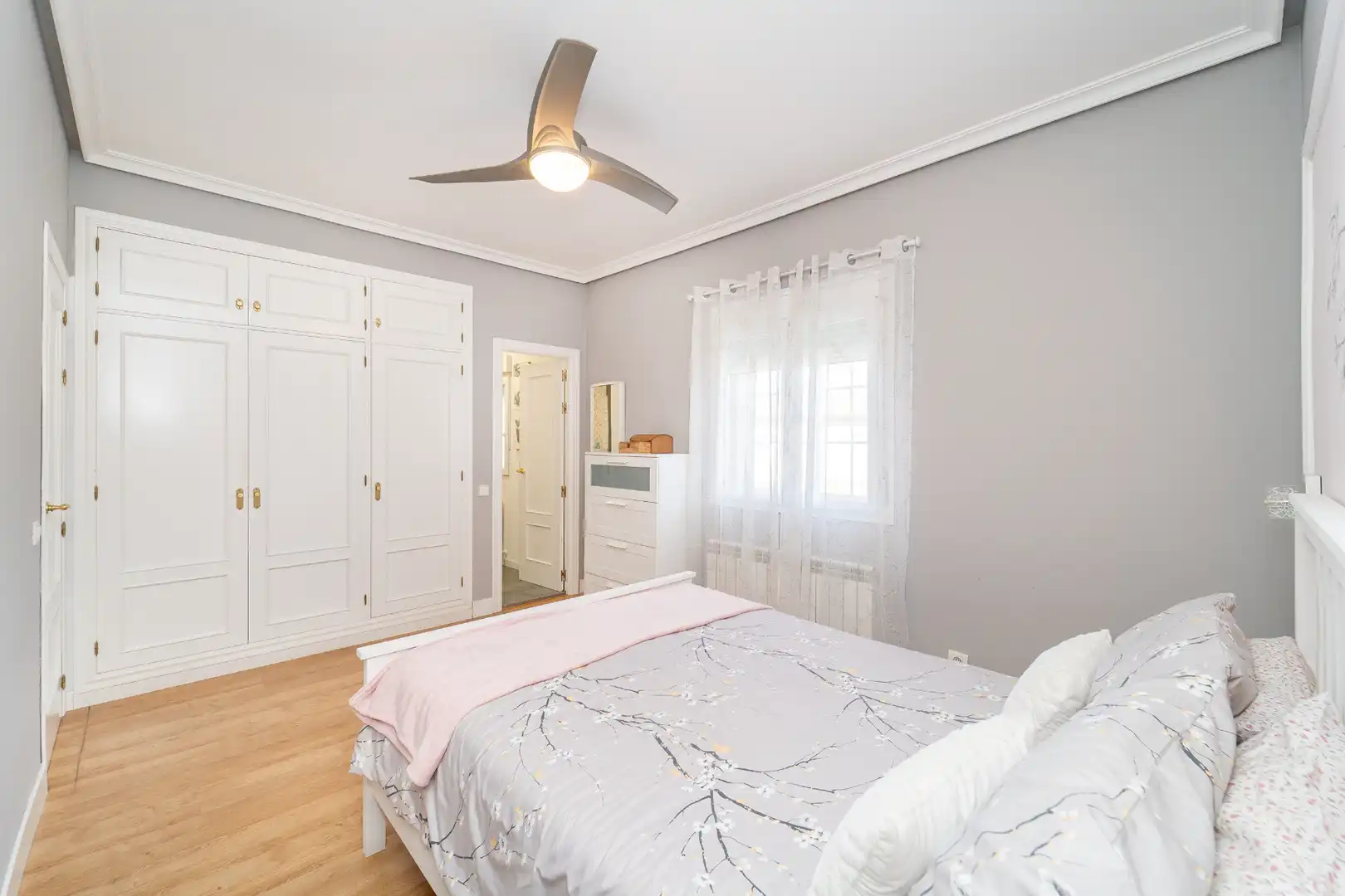 Habitación de Casa adosada en venta en La Torre de Esteban Hambrán con Aire acondicionado, Calefacción y Jardín privado