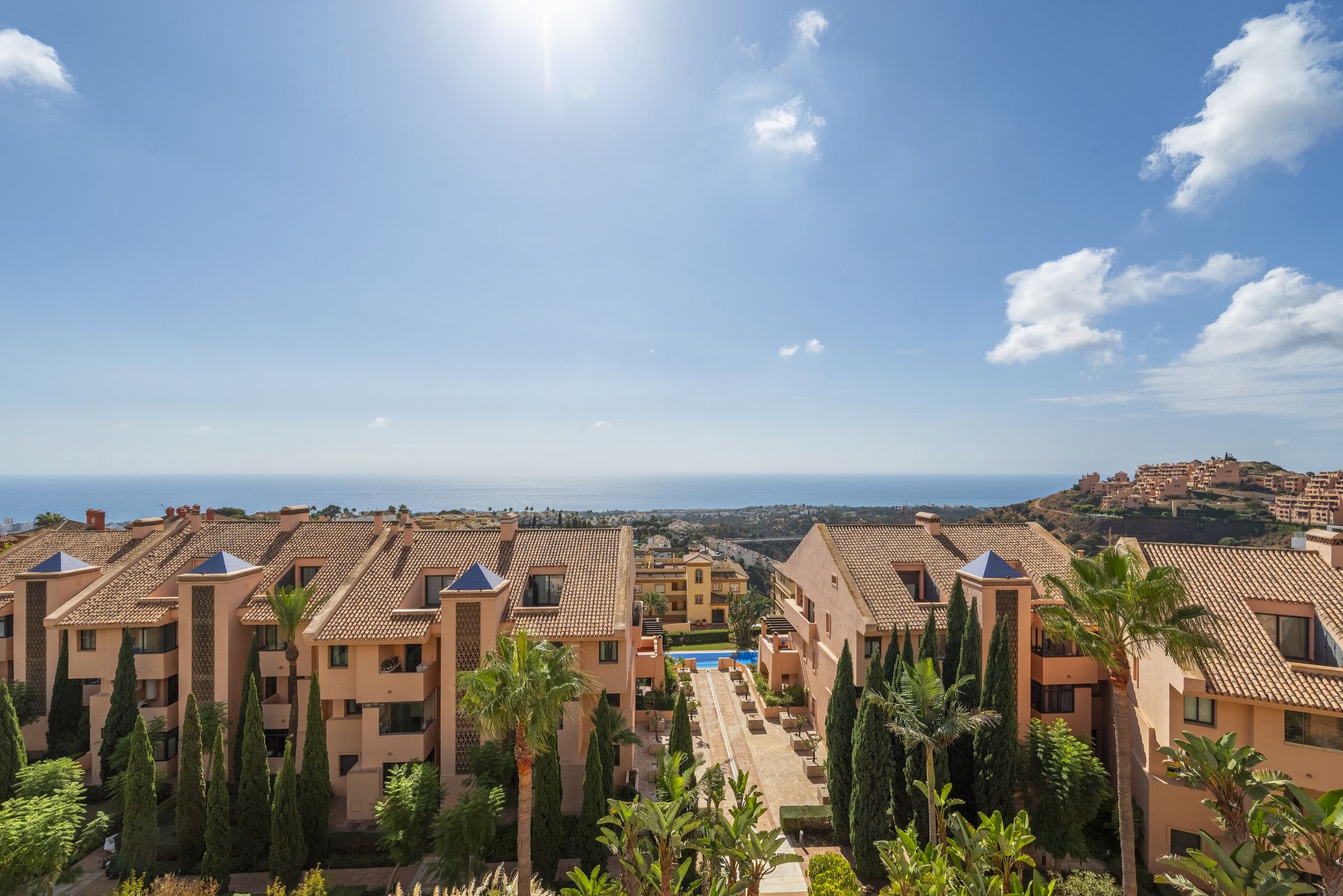 Vista exterior de Àtic en venda en Mijas amb Aire condicionat, Terrassa i Piscina