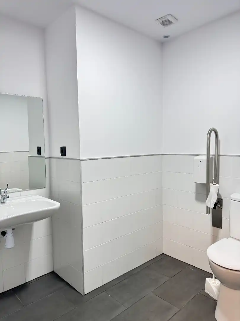 Badezimmer von Geschaftsraum zur Miete in Castrillón mit Internet