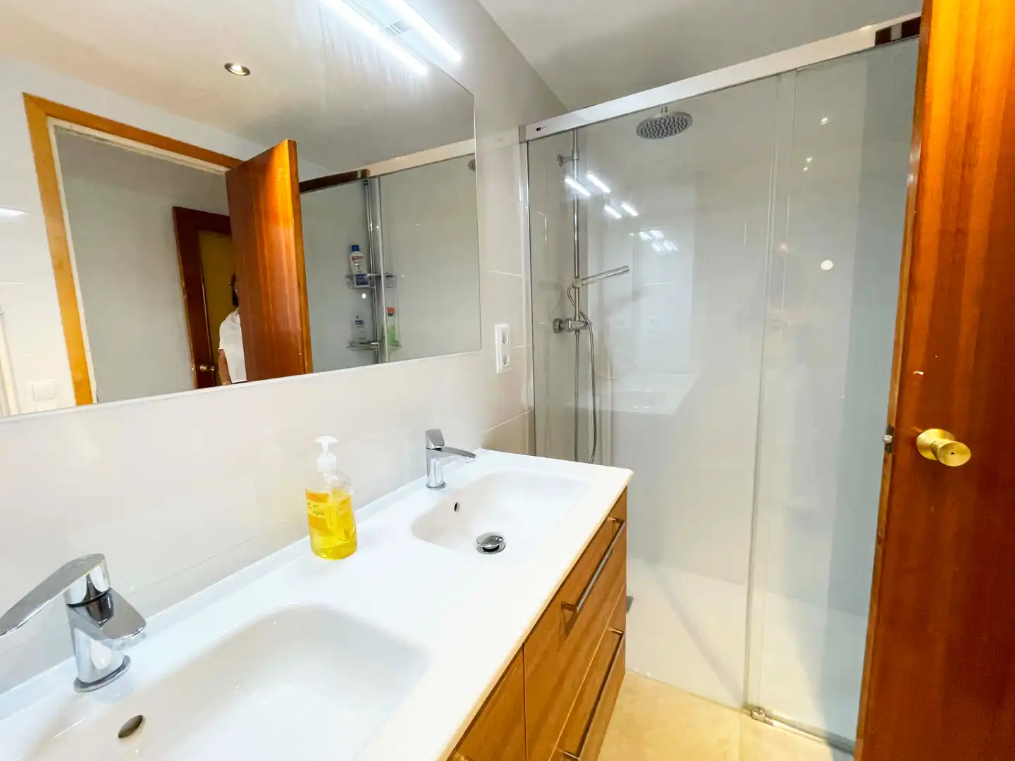 Badezimmer von Wohnung zum Verkauf in Sort mit Terrasse, Abstellraum und Möbliert